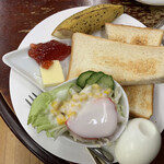 江戸 深川珈琲本舗 - サラダ、トースト、イチゴジャムとバター、バナナ、湯で玉子