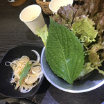 Modan Kanshokudou - 焼いた肉と野菜をサンチュとエゴマで巻くと最高！