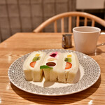 ペリカンカフェ - [手前]フルーツサンド@税込920円│[奥]ブレンドコーヒー(Hot)@税込470円