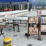 あげたろっさ - お店の前のテーブル席（11/2）