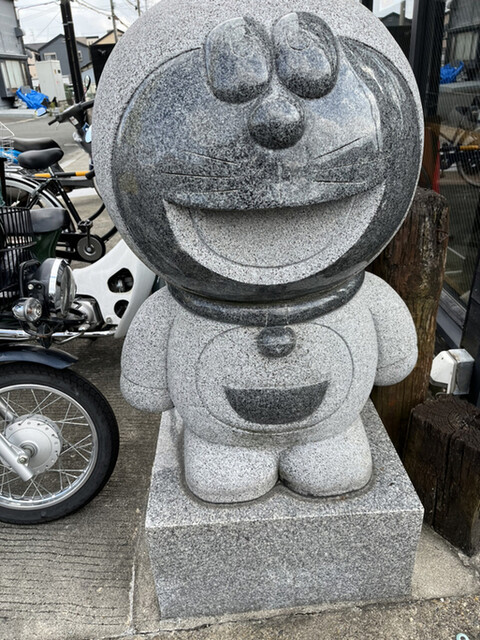 ドラえもん 石像 改装にあたり館内には新たなモニュメントが追加されている。写真