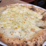 Pizzeria YUICIRO＆A  - クアトロフォマッジ