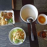 Chuugokuryouri Monshan - 麺ランチ1800円の中華粥＋薬味＋サラダ