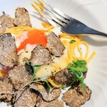 La Brianza - タヤリン半熟玉子厚摺りトリュフチーズソース。プリプリ歯切れのいいタヤリン玉子味に半熟玉子とサクサク歯ざわりの香るトリュフとチーズソースが絡んで至福の味わい♡(๑´ڡ`๑)美味しい〜