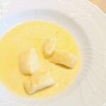 La Brianza - 出来立てニョッキ吉田牧場リコッタチーズソース。やわらかニョッキの口溶けが至福なのと、ニョッキそのものがまず美味しい。リコッタチーズのソースは見た目よりさわやか軽快感あるお味バランスいいの〜