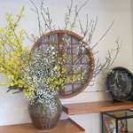 鰻家 - 店内のお花は全部女将がいけます。