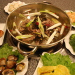 Shisen Hinaberou - 健康に良い食材を使い・漢方薬膳も使われている火鍋、40種類以上の食材から選べます。