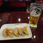 Nijuu Yoji Kangyouza Sakaba - 焼き餃子(５個)とサッポロ生ビール黒ラベル