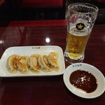 24時間 餃子酒場 - 焼き餃子(５個)とサッポロ生ビール黒ラベル