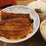 炙り肉そば ニューヨーク - 鰻 soba(小)2,200円、ご飯 (並)150円✨鰻の下にお蕎麦と錦糸卵✨麺自体、太めで平べったいですが、﻿ 蕎麦粉の香りはふんわり。小麦を﻿ ブレンドしているからか、ややモチっとしています。
