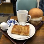 フォルテ倶楽部珈琲 - アップルパイ100円、ミニ食パン80円、ゆでたまご30円→20円に水出しホットコーヒー250円