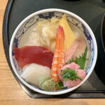 Sushiya Ginzou - 海鮮丼・うどんセット ¥880 の海鮮丼