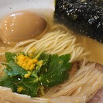 上州地鶏らーめん まるわ - 海苔は…正直どう食べるのが正解なのだろう？いつも麺をくるんで食べてます