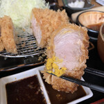 とんかつ いわい - 定番のソースに辛子