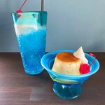 貝殻喫茶室 - 映える青が美しい、海辺のクリームソーダとカスタードプリン