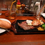 サムスアイランド - ガーリックバターはお好みであと乗せしてくれます。初めてパンにした、上々。焼きトマトは2枚トッピングのうち1枚をカミさんが投げてきたやつ。