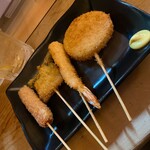 串まさ - 串カツを4本ほど。左からソーセージ、アスパラ、エビ、玉ねぎ