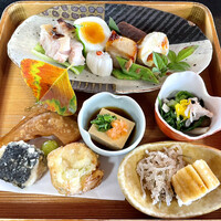 喜楽 - 八寸。目にも鮮やかな食材の数々です。
                    どれからいただこう⁉️
                    テンションが上がります( •ॢ◡-ॢ)-♡