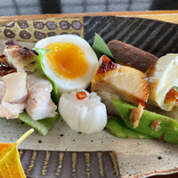 喜楽 - 若鶏の塩麹、半熟卵、ブリ照り焼き、カボチャカステラ、さつまいもクリームチーズ、菊花蕪、いんげん梅和え。