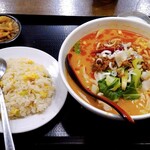 山東菜館 - 麻辣刀削麺と半炒飯