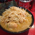 ラーメン 厚木家 - ラーメン、タケノコもやし、味玉。今日もおいしい！