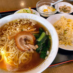 Shanshan Hanten - ラーメンと半チャーハンセット 800円  ラーメン大盛り100円