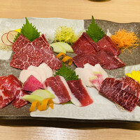 馬春楼 北新地総本店 - 馬刺し盛合せ