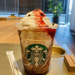 STARBUCKS COFFEE - めったにフラペチーノいかないけど、今回は新作チョコレートストロベリーフラペチーノ❤️は甘すぎず美味！