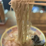 大砲ラーメン - ♦︎オーソドックスな博多の低加水細麺よりやや太めでスープに絡みやすいです。
