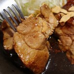 東京トンテキ - ・「大トンテキ定食 300g(¥1360)」の断面アップ。