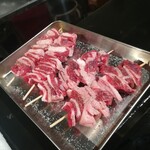 洋惣菜 亀洋 - 蝦夷鹿串　焼かれる前図