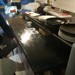 洋惣菜 亀洋 - 新設のカウンターテーブル　居心地が良い〜