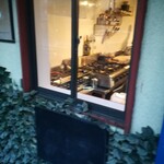 洋惣菜 亀洋 - 店外からの内観