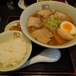 喜多方ラーメン 坂内   - 喜多方らーめん、サービス半ライス付き