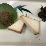 Gokayama Onsen Akaokan - 蕗味噌、五箇山豆腐燻製、紫蘇の実と葉のアテ