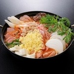 Tonn Teji - ソーセージ、ベーコン、チーズ、ラーメンが入った具だくさん鍋