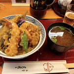 Tensuzu - 特上天丼には海老のかき揚げがのってます