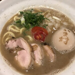 麺や いま村 - 鶏煮干しラーメン醤油９００円、味玉１００円。想像よりも、鶏白湯、煮干しそれぞれの主張があり、壊れないギリギリのバランスで、私好みのスープです（╹◡╹）（╹◡╹）