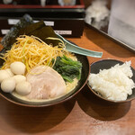 壱角家 - ねぎラーメンにうずらトッピングとライス