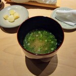 鮨 唐島 - 今日使った魚のアラで取った出汁で味噌汁