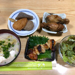 紀八 - 本日のお通し！これで500円なり。左下の椀は鍋仕立て。鱈なんかも入ってたよ♡