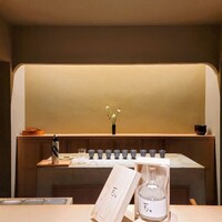 むら上 - この字型のカウンター、10席、最初のドリンクは米焼酎百のソーダ割り