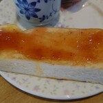 喫茶たんぽぽ - いちごジャムをトーストに付けて食す