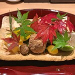 おみ乃 - 柿の白和え + 揚げむかご + 石川芋のけしの実揚げ + 揚げ銀杏 + 舞茸と菊菜のおひたし