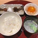 おみ乃 - 土鍋ご飯（南魚沼産こしひかり）（新米） + 肉味噌 + 大根の糠漬け + 昆布の佃煮 + 鳥そぼろと卵黄醤油漬け + 鳥スープ
