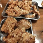 がブリチキン。 - 奥が3種MIX盛り(左からやげん、鶏トロ、ネック) 手前がから揚げもも