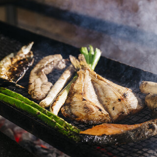 고기와 생선 숯불 구이를 점심 식사와 저녁 식사로 즐길 수 있습니다.