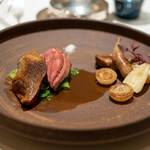 レストラン オオツ - 2021.11 ブレス産ピジョンのロースト 骨から取ったソース サボイキャベツ セルフィーユの根