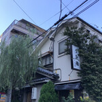 うを徳 - お店の前の優しい風に揺れる柳が目印