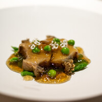 レストラン オオツ - 2021.11 地物黒鮑 煮汁のジュレ グリーンピース 細いアスパラガス